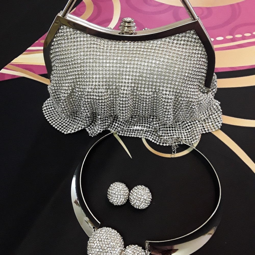 Small eventing bag and necklace set